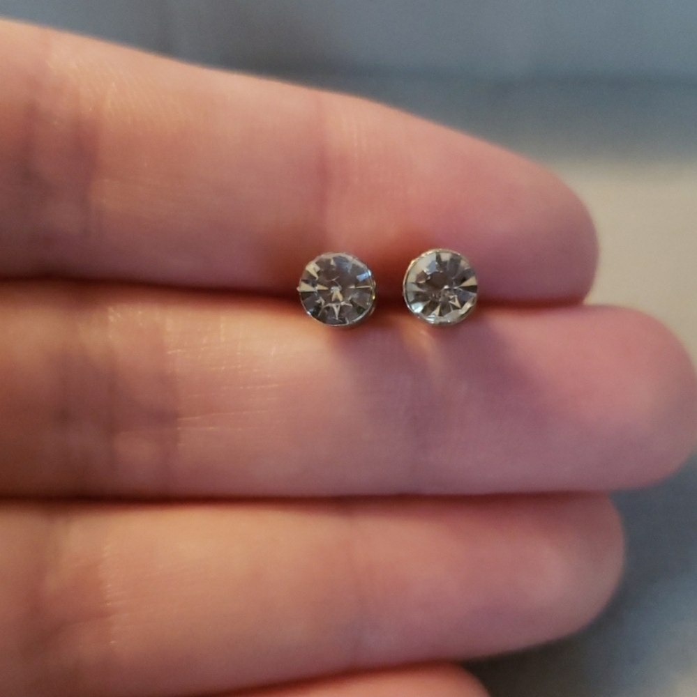 57. Diamond studs - Picture 4 of 5